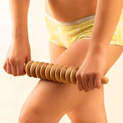 Rouleau de massage en bois beige - Cellulite et drainage lymphatique - Maderotherapie - Publicité Rouleau de massage en bois beige - Cellulite et drainage lymphatique - Maderotherapie - Publicité