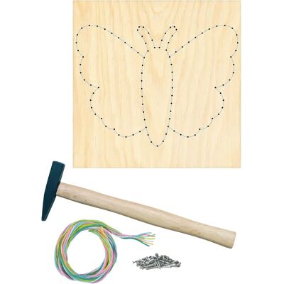 Bausch Nagelkunst-Set Schmetterling - 20x20cm Holzplatte mit Garn & Nägel Bausch Nagelkunst-Set Schmetterling - 20x20cm Holzplatte mit Garn & Nägel