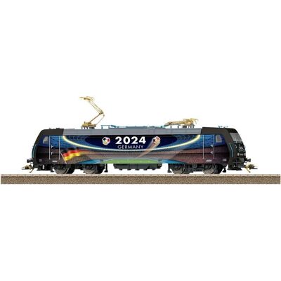 Trix H0 25368 Locomotief - Fictieve Euro 2024 - H0 Schaal Trix H0 25368 Locomotief - Fictieve Euro 2024 - H0 Schaal
