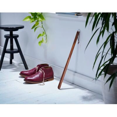 Philippi Windsor Suport pentru pantofi - Lemn de nuc - 59cm - Oțel inoxidabil - Maro Philippi Windsor Suport pentru pantofi - Lemn de nuc - 59cm - Oțel inoxidabil - Maro