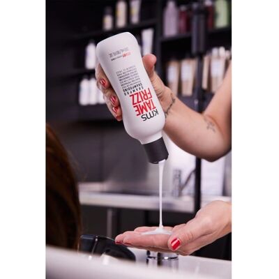 KMS Tame Frizz Shampoo - Gladmakend, Frizzcontrole - 300ml KMS Tame Frizz Shampoo - Gladmakend, Frizzcontrole - 300ml