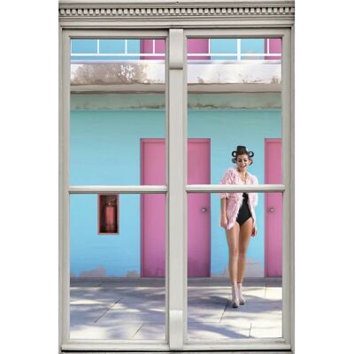 QUEENCE - Frau vor Hauswand - Natur - Rosa - Wandaufkleber QUEENCE - Frau vor Hauswand - Natur - Rosa - Wandaufkleber