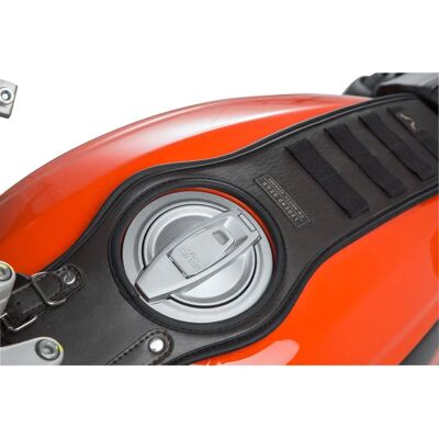 Sangle de réservoir Legend Gear - Modèles Ducati Scrambler - Publicité Sangle de réservoir Legend Gear - Modèles Ducati Scrambler - Publicité