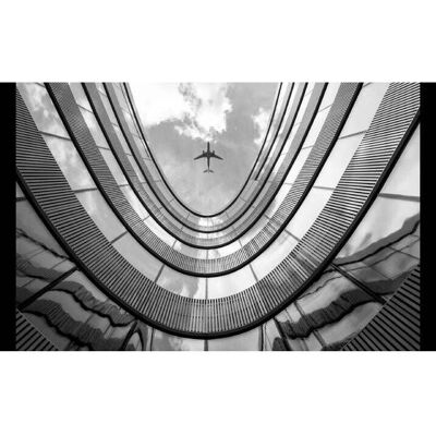 PAPERMOON Wandbild - Flugzeug über Gebäude - Bunt PAPERMOON Wandbild - Flugzeug über Gebäude - Bunt
