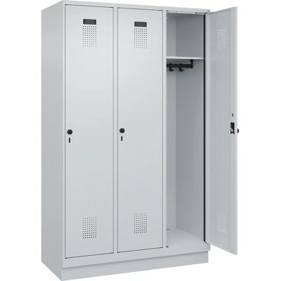 C+P Evolo PLUS Schrank, 3 Abteilungen, Hellgrau, 1200mm, mit Sockel, Drehverschluss C+P Evolo PLUS Schrank, 3 Abteilungen, Hellgrau, 1200mm, mit Sockel, Drehverschluss