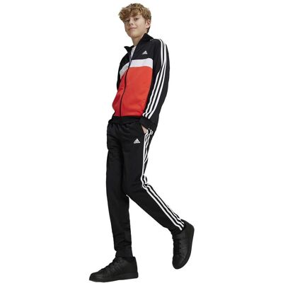 Trening Tiberio cu 3 dungi de la adidas pentru băieți - Îmbrăcăminte sportivă Trening Tiberio cu 3 dungi de la adidas pentru băieți - Îmbrăcăminte sportivă