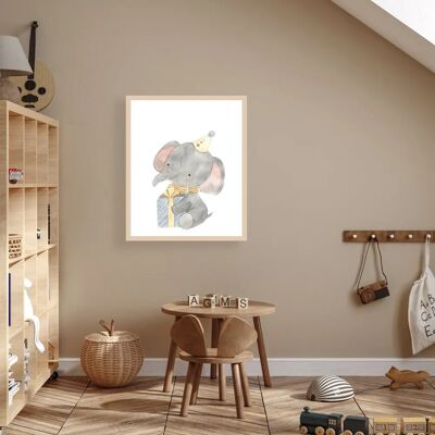 LÜTTENHÜTT - Elefant mit Geschenk - Beige - 50x70 - gerahmtes Bild LÜTTENHÜTT - Elefant mit Geschenk - Beige - 50x70 - gerahmtes Bild