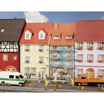 Faller 130494 HO Kleine Stadt Häuser mit Malerscaffold - Modellbahn Gebäude Faller 130494 HO Kleine Stadt Häuser mit Malerscaffold - Modellbahn Gebäude