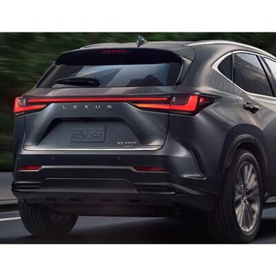 Acabado del maletero cromado Lexus NX II 2021+ - Detalle trasero - Detalle de coche premium Acabado del maletero cromado Lexus NX II 2021+ - Detalle trasero - Detalle de coche premium