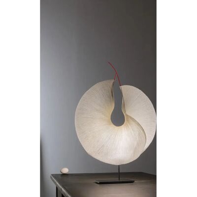 Lampe de table en papier japonais beige Ingo Maurer - The MaMo Nouchies - Publicité Lampe de table en papier japonais beige Ingo Maurer - The MaMo Nouchies - Publicité