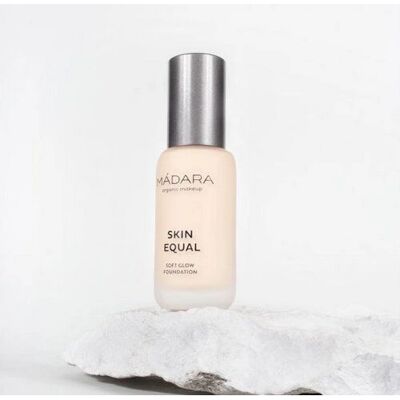 Mádara Skin Equal Foundation - Porcelain SPF 15 Finitura naturale 30ml Mádara Skin Equal Foundation - Porcelain SPF 15 Finitura naturale 30ml