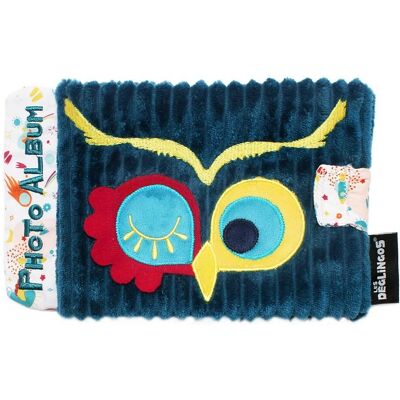 Déglingos - Album photo bébé Astros le Hibou - Velours doux, 10 pochettes, Polyester recyclé, De la naissance à 3 ans - Publicité Déglingos - Album photo bébé Astros le Hibou - Velours doux, 10 pochettes, Polyester recyclé, De la naissance à 3 ans - Publicité