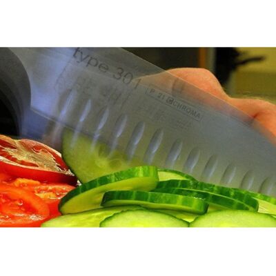 Chroma P21 Type 301 Santoku - Ergonomisch, Kullenschliff, 18cm - Küchenmesser Chroma P21 Type 301 Santoku - Ergonomisch, Kullenschliff, 18cm - Küchenmesser