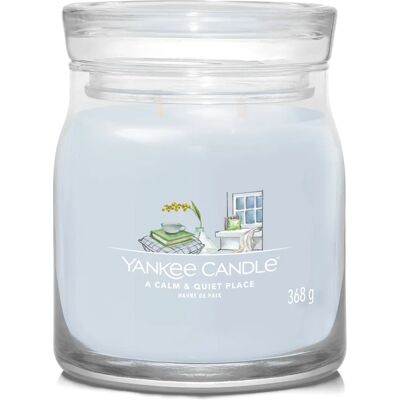 Yankee Candle Közepes Gyertya - Csendes és Nyugodt Hely - Jázmin, Patchouli, Bursztyán - 368g Yankee Candle Közepes Gyertya - Csendes és Nyugodt Hely - Jázmin, Patchouli, Bursztyán - 368g