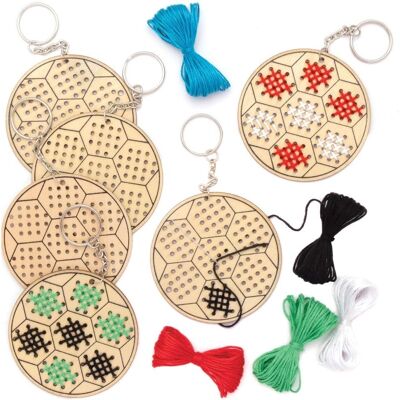Kit de llaveros de fútbol en madera con punto de cruz - Pack de 5 Kit de llaveros de fútbol en madera con punto de cruz - Pack de 5