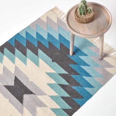 Tapis en Laine Kilim Tissé à la Main Homescapes Helsinki Motif Géométrique Bleu Gris et Crème - Tapis - Publicité Tapis en Laine Kilim Tissé à la Main Homescapes Helsinki Motif Géométrique Bleu Gris et Crème - Tapis - Publicité