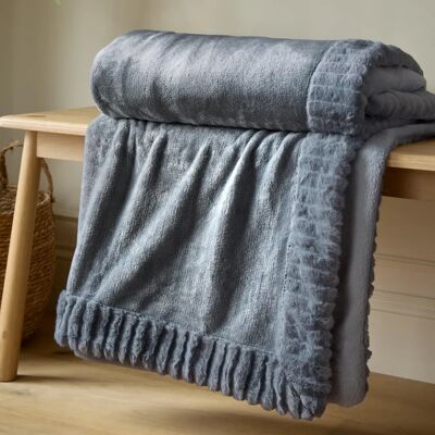 Catherine Lansfield Velvet and Faux Fur Throw - 150cm x 200cm Catherine Lansfield Velvet and Faux Fur Throw - 150cm x 200cm