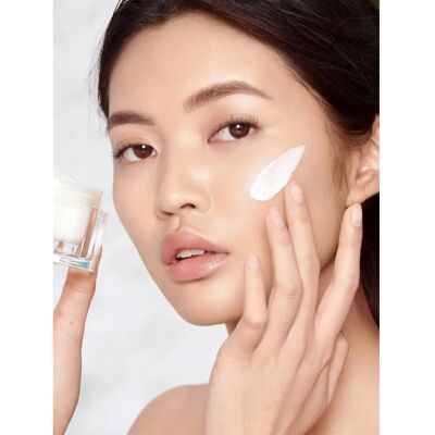 Charlotte Tilbury Magic Cream Moisturizer - 30ml - Refillable & Recyclable - Glow & Hydrate Charlotte Tilbury Magic Cream Moisturizer - 30ml - Refillable & Recyclable - Glow & Hydrate