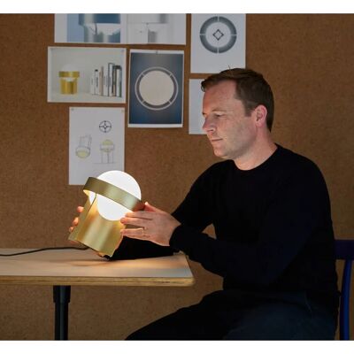 Tala - Loop Large Tischleuchte mit Sphere IV LED Leuchtmittel - Gold - Table Lamp - Publicité Tala - Loop Large Tischleuchte mit Sphere IV LED Leuchtmittel - Gold - Table Lamp - Publicité