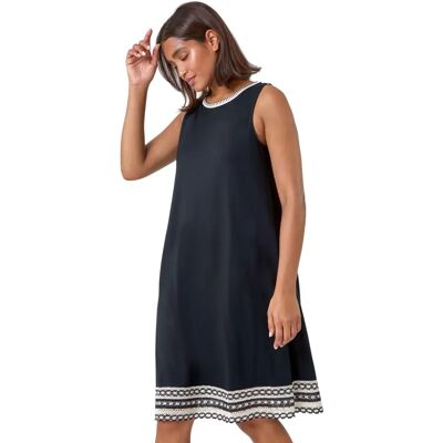 Robe droite noire de Roman Originals UK - Sans manches, Brodée, Jersey extensible - Publicité Robe droite noire de Roman Originals UK - Sans manches, Brodée, Jersey extensible - Publicité