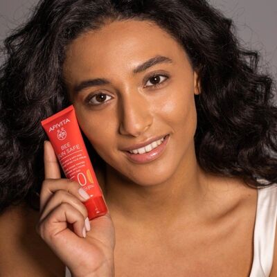 Crème Visage Teintée SPF 50+ Apivita Or - Protection Solaire Crème Visage Teintée SPF 50+ Apivita Or - Protection Solaire