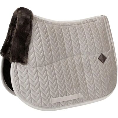 Tapis de selle en velours beige Skin-Friendly Kentucky Horsewear - Publicité Tapis de selle en velours beige Skin-Friendly Kentucky Horsewear - Publicité