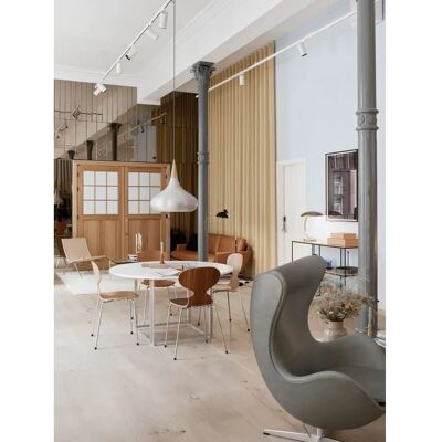 Fritz Hansen Orient P3 Suspension en Aluminium et Chêne - Publicité Fritz Hansen Orient P3 Suspension en Aluminium et Chêne - Publicité