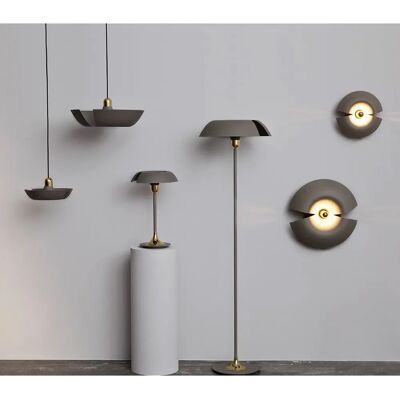 Lampe sur pied AYTM Cycnus - Taupe/Or - Design scandinave élégant - Publicité Lampe sur pied AYTM Cycnus - Taupe/Or - Design scandinave élégant - Publicité