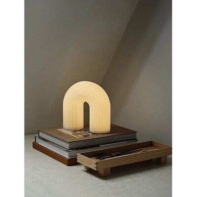 Lampada da tavolo ferm LIVING Vuelta - Bianco - Arco scultoreo Lampada da tavolo ferm LIVING Vuelta - Bianco - Arco scultoreo
