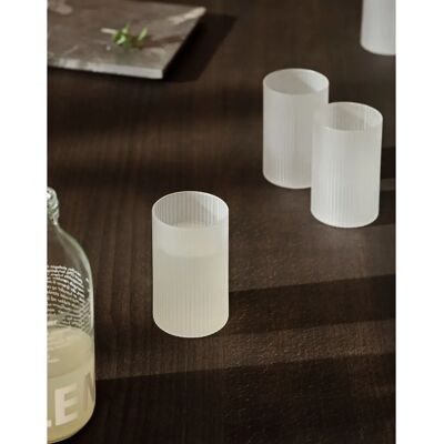 Ferm Living Sett med 4 frostede Ripple-drikkeglass Ferm Living Sett med 4 frostede Ripple-drikkeglass