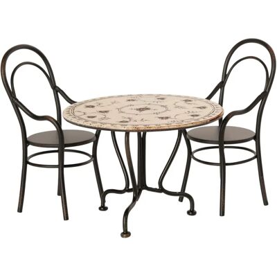 Table à manger vintage Maileg mini avec 2 chaises - Pour mini lapins - Publicité Table à manger vintage Maileg mini avec 2 chaises - Pour mini lapins - Publicité