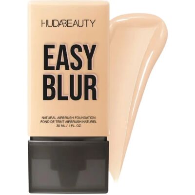 Huda Beauty Easy Blur Foundation Cashew - Finition Naturelle - Fond de Teint - Publicité Huda Beauty Easy Blur Foundation Cashew - Finition Naturelle - Fond de Teint - Publicité