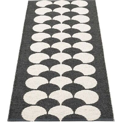 Pappelina Poppy Bio Teppich - 70x150cm - Schwarz/Vanilla Pappelina Poppy Bio Teppich - 70x150cm - Schwarz/Vanilla