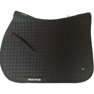 Tapis de selle noir Back on Track - Saut et Dressage - Qualité 1 - Publicité Tapis de selle noir Back on Track - Saut et Dressage - Qualité 1 - Publicité
