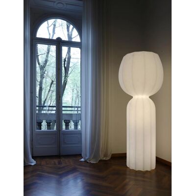 Lorenza Bozzoli Cucun Lampe de sol blanc extérieur - Lampadaire - Publicité Lorenza Bozzoli Cucun Lampe de sol blanc extérieur - Lampadaire - Publicité
