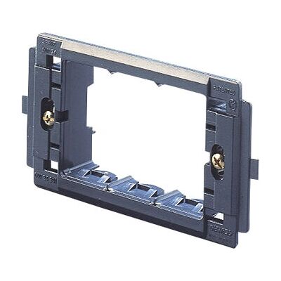 GEWISS GW24201 Scatola prese - 3 moduli, supporto per Top System / Virna / Classic GEWISS GW24201 Scatola prese - 3 moduli, supporto per Top System / Virna / Classic