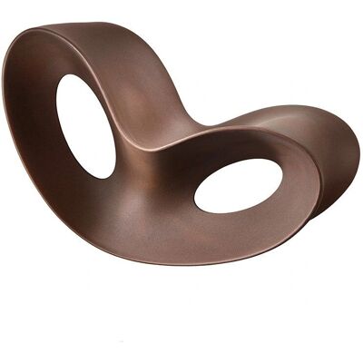 Magis Voido - Chaise à bascule en polyéthylène marron - Intérieur/Extérieur - Publicité Magis Voido - Chaise à bascule en polyéthylène marron - Intérieur/Extérieur - Publicité
