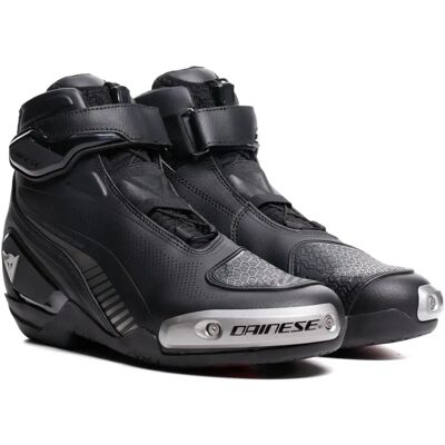 Bottes Dainese Superya - Protection sportive inspirée par la course - Publicité Bottes Dainese Superya - Protection sportive inspirée par la course - Publicité
