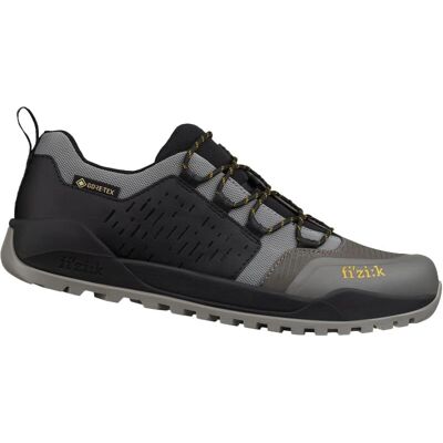 fi ́zi:k Terra Ergolace X2 Flat GTX Anthracite/Black - Chaussures de vélo - Publicité fi ́zi:k Terra Ergolace X2 Flat GTX Anthracite/Black - Chaussures de vélo - Publicité