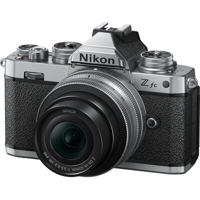 Kit fotocamera mirrorless Nikon argento con CMOS 20,9MP, 4K, touchscreen 3", WiFi e Bluetooth Kit fotocamera mirrorless Nikon argento con CMOS 20,9MP, 4K, touchscreen 3", WiFi e Bluetooth
