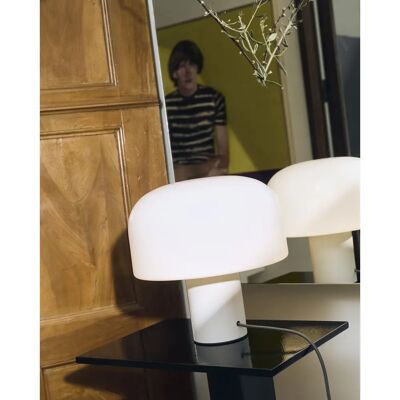 Lampe de table Flos Bellhop en aluminium blanc et verre opalin - Publicité Lampe de table Flos Bellhop en aluminium blanc et verre opalin - Publicité