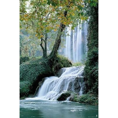 Affiche Monastère en Pierre avec Cascade - Grupo Erik 61x91,5cm Affiche Monastère en Pierre avec Cascade - Grupo Erik 61x91,5cm