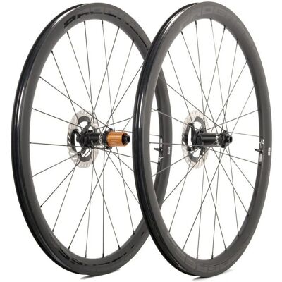 Jeu de roues Aero Disc Tubulaire en carbone Progress - 12x100/142mm - Shimano/Sram - Publicité Jeu de roues Aero Disc Tubulaire en carbone Progress - 12x100/142mm - Shimano/Sram - Publicité