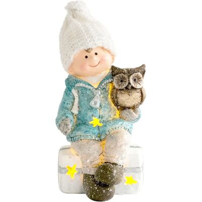 MagicHome - Chlapček sediaci na taburetke so sovičkou - 1 LED - Polyresin - Decor MagicHome - Chlapček sediaci na taburetke so sovičkou - 1 LED - Polyresin - Decor