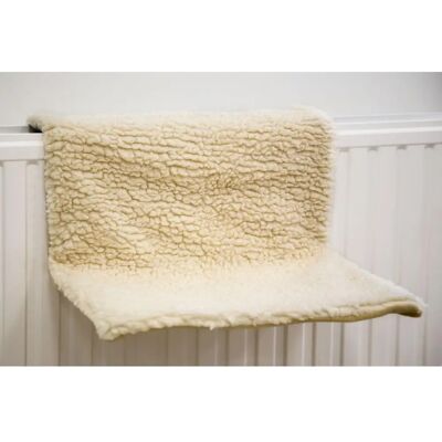 Hamac radiateur Beeztees - Housse en peau de mouton - 46x31x24 cm - Lit pour chat et chien Hamac radiateur Beeztees - Housse en peau de mouton - 46x31x24 cm - Lit pour chat et chien