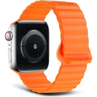 Bracelet à boucle magnétique en silicone orange pour Apple Watch Decoded - Publicité Bracelet à boucle magnétique en silicone orange pour Apple Watch Decoded - Publicité