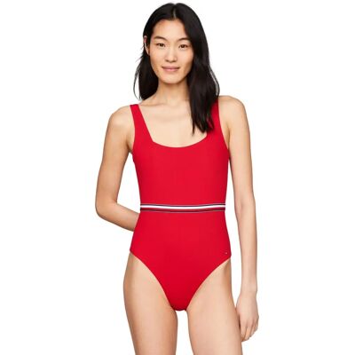 Maillot de bain une pièce à encolure carrée à rayures mondiales Tommy Hilfiger (UW0UW05295) rouge primaire - Publicité Maillot de bain une pièce à encolure carrée à rayures mondiales Tommy Hilfiger (UW0UW05295) rouge primaire - Publicité