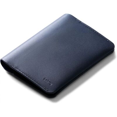 Étui de passeport Bellroy Navy en cuir écologique - 6 emplacements pour cartes - Protection RFID - Publicité Étui de passeport Bellroy Navy en cuir écologique - 6 emplacements pour cartes - Protection RFID - Publicité